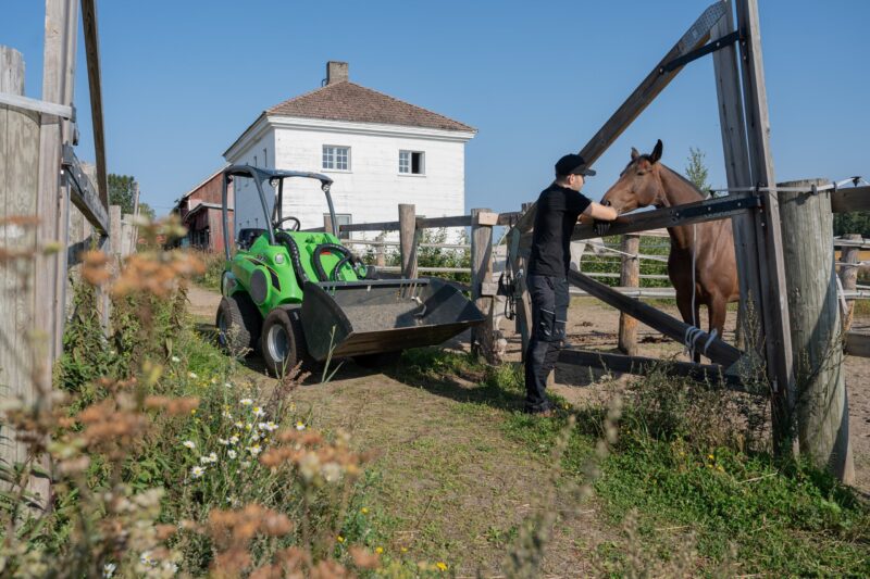 How are Avant multifunctional loaders revolutionising horse stable work?